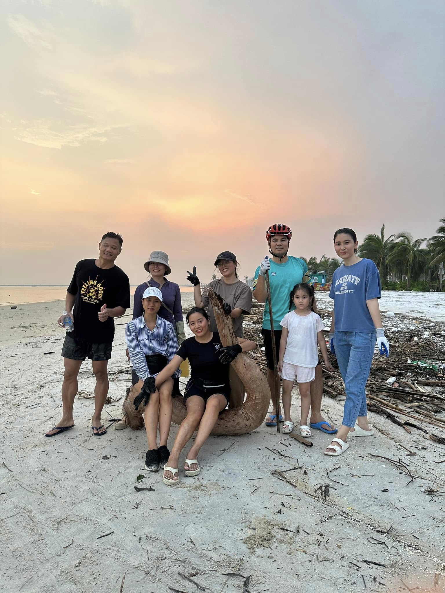 Nguyệt nhặt rác ở biển